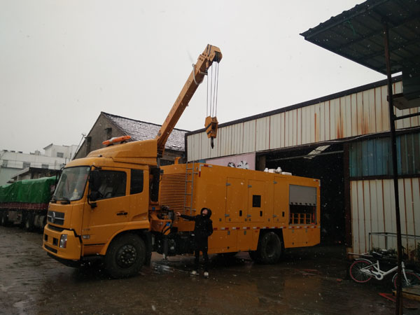 奧民斯特1500-3200m3/h東風(fēng)帶吊臂排水車